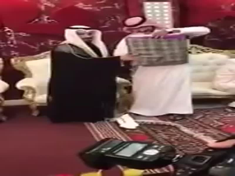 اضغط لمشاهدة الفيديو: كويتي يرمي هدية عرسه أمام الحضور!